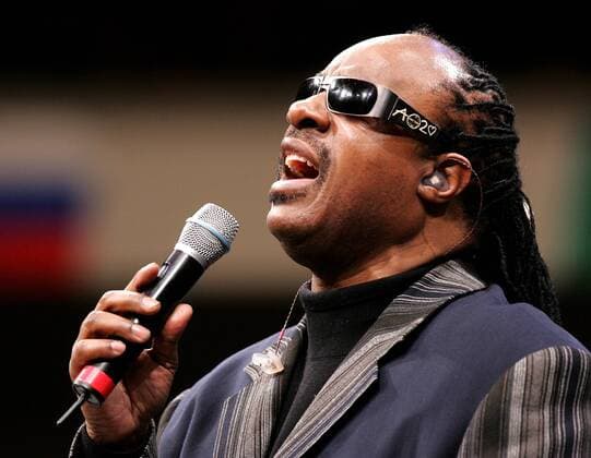 Sänger Stevie Wonder (USA) anlässlich der Trauerfeier für die verstorbene Coretta Scott King (USA Witwe von Martin Luther King Jr.) in der New Birth Missionary Baptist Church in Lithonia -  (atl2006020732)
