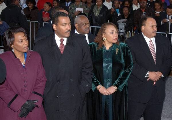 V.l.n.r.: Reverend Bernice King, Dexter King, Schauspielerin Yolanda King und Martin Luther King III. anlässlich des Gedenkgottesdienstes für ihre verstorbene Mutter Coretta Scott King (USA Witwe von Martin Luther King Jr.) -  (atl2006020741)