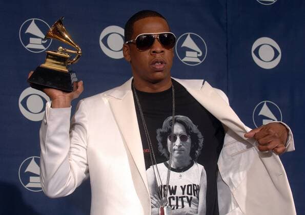 Rapper Jay-Z (USA) mit seinem Grammy im John Lennon Shirt anlässlich der 48. Grammy Awards in Los Angeles  lap20060208125
