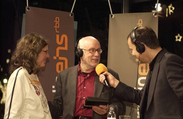 Hans Helmut Prinzler (Mitte, GER Direktor Filmmuseum Berlin) zu Gast bei Radiomoderator Knut Elstermann (GER) im RADIO EINS NIGHTTALK am Rande der 56. Internationalen Filmfestspiele in der Maxx Bar in Berlin