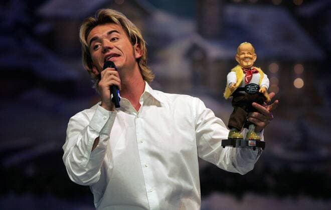 Fernsehmoderator Florian Silbereisen (GER) mit einer DJ-Ötzi-Figur anlässlich des Überraschungskonzerts der Volksmusik in Erfurt