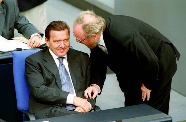 Bundeskanzler Gerhard Schröder (li., GER SPD) und Wolfgang Thierse (GER SPD Bundestagspräsident) im Gespräch während einer Plenarsitzung des Deutschen Bundestages in Berlin
