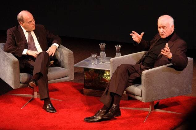 Gregor Gysi (GER Fraktionsvorsitzender Linkspartei.PDS) im Gespräch mit Schauspieler Armin Mueller-Stahl (re., GER) im Rahmen der Reihe - Gregor Gysi trifft Zeitgenossen - im Deutschen Theater in Berlin