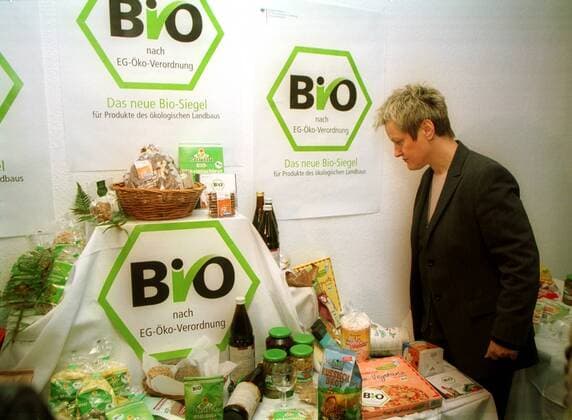 Renate Künast (GER Bündnis 90 Die Grünen Bundesministerin für Verbraucherschutz, Ernähung und Landwirtschaft) präsentiert Produkte mit Bio-Siegel nach EG-Öko-Verordnung