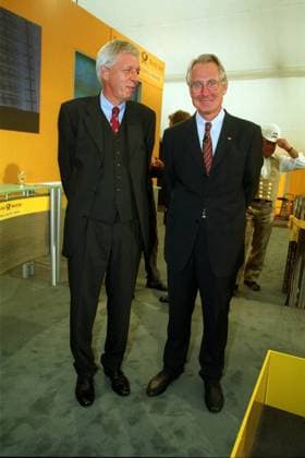 Werner Müller (li., GER SPD Bundeswirtschaftsminister) und Klaus Zumwinkel (GER Vorstandsvorsitzender Deutsche Post World Net) in Bonn