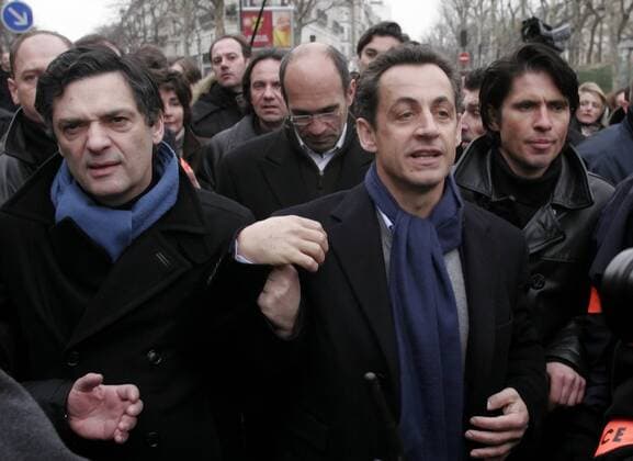Nicolas Sarkozy (Mitte, FRA Innenminister Frankreichs), Patrick Devedjian (li. vorn, FRA Industrieminister Frankreichs) und Arno Klarsfeld (re., FRA Rechtsanwalt) anlässlich einer Demonstration gegen Rassismus und Antisemitismus in Paris -  (par2006022603)