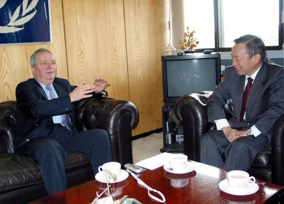 Klaus Töpfer (li., GER CDU Leiter United Nations Environment Programme UNEP) im Gespräch mit Guo Chongli (CHN Botschafter in Kenia) in Nairobi - 