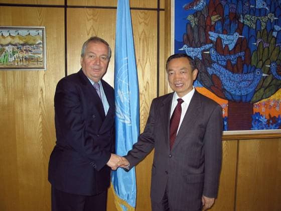 Klaus Töpfer (li., GER CDU Leiter United Nations Environment Programme UNEP) und Guo Chongli (CHN Botschafter in Kenia) während eines Treffens in Nairobi - 