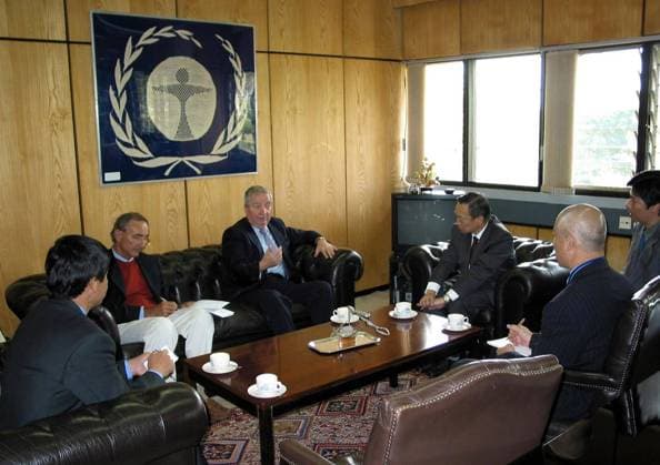 Klaus Töpfer (3.v.li., GER CDU Leiter United Nations Environment Programme UNEP) und Guo Chongli (4.v.li., CHN Botschafter in Kenia) während eines Treffens in Nairobi - 