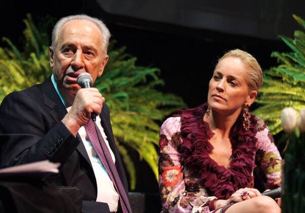 Schauspielerin Sharon Stone (USA) und Schimon Peres (ISR Kadima) während einer Wohltätigkeitsveranstaltung im Theater von Holon - Israel  jer2006030904