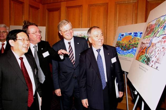 V.l.n.r.: Prof.Dr. Gang Wan (CHN Präsident Tongji Universität), Dr. Udo Oels (GER Vorstandsmitglied Bayer AG), Dr. Werner Wenning (GER Vorstandsvorsitzender Bayer AG) und Prof.Dr. Klaus Töpfer (GER CDU Leiter United Nations Environment Programme UNEP) betrachten die Siegerbilder des UNEP-Kindermalwettbewerbs anlässlich einer Pressekonferenz zur Zusammenarbeit der Bayer AG, UNEP und der Tongji Universität, Leverkusen