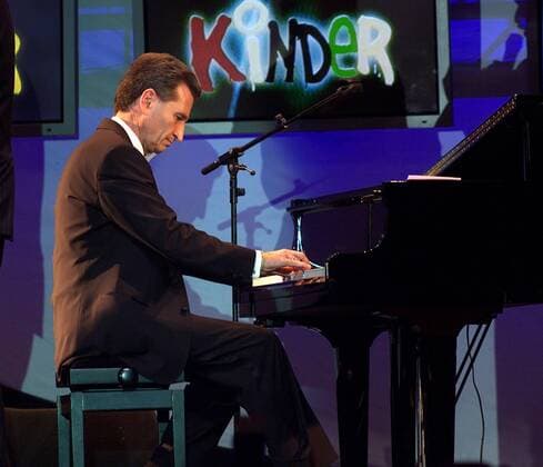 Günther H. Oettinger (GER CDU Ministerpräsident Baden-Württemberg) am Konzertflügel während der Gala - Sportler für Kinder - in Rust