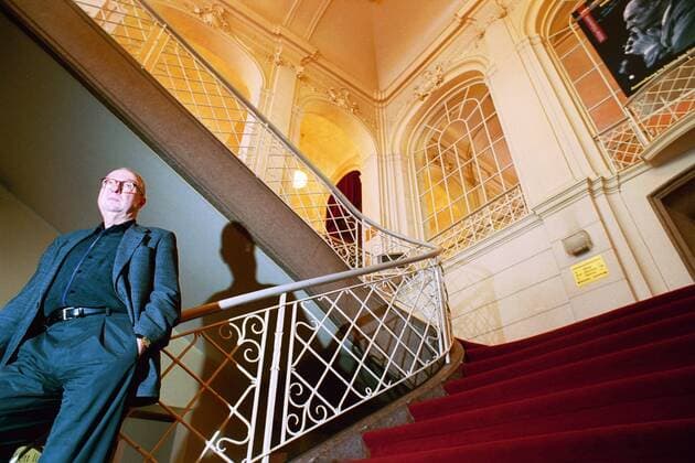 Komponist Aribert Reimann (GER) lehnt an einem Geländer in der Komischen Oper in Berlin