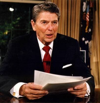 Präsident Ronald Reagan (USA) anlässlich eines Pressetermins im Oval Office in Washington D.C. -  - wax2001011598