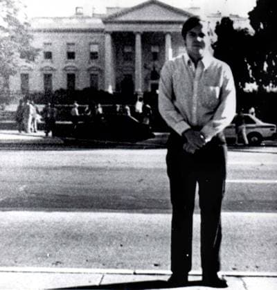 John Hinckley Jr. (USA) vor dem Weißen Haus in Washington D.C. - Am 30.03.1981 wird er ein Attentat auf US Präsident Ronald Reagan verüben und ihn mit einem Schuss schwer verletzen  wap86032901