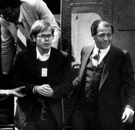 Attentäter John Hinckley Jr. (li., USA) wird abgeführt anlässlich seines Prozesses in Washington D.C. wegen des Attentates auf U.S. Präsident Ronald Reagan  wap81082401