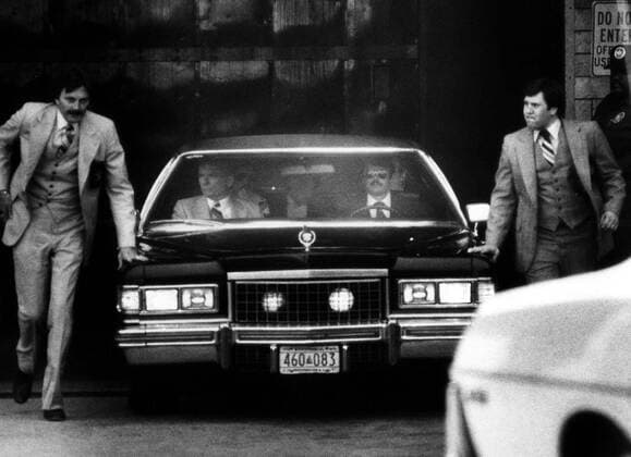 Sicherheitsagenten eskortieren den Wagen mit dem Attentäter John Hinckley Jr. (USA) anlässlich dessen Prozess in Washington D.C. wegen seines Attentates auf U.S. Präsident Ronald Reagan  wap81040201