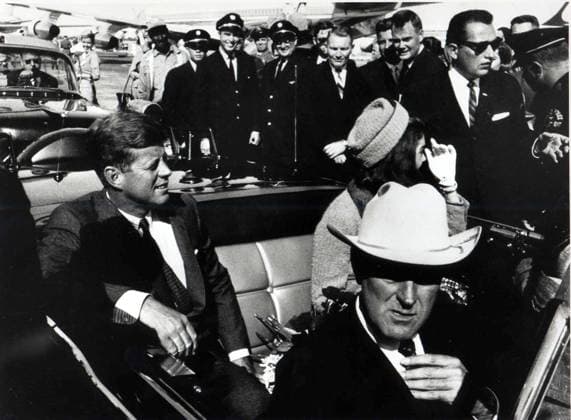 IMAGO History, Ermordung von US-Präsident John F. Kennedy in Dallas, 1963 Einige Stunden vor dem Attentat - Präsident John F. Kennedy (re.) mit seiner Frau Jackie (li., USA) und John Connally (USA Governor Texas) bereiten sich in Dallas auf die Autokolonne vor  dal63112201