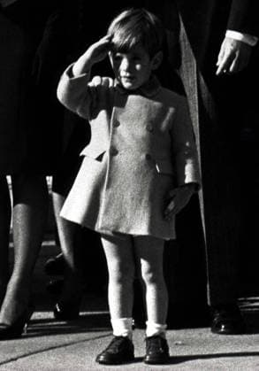 IMAGO History, Ermordung von US-Präsident John F. Kennedy in Dallas, 1963 John F. Kennedy Jr. (USA Sohn des Präsidenten John F. Kennedy) salutiert anlässlich des Begräbnisses seines Vaters in Arlington  wap63112502