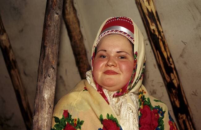 Frau der Skolt Sami mit traditioneller Kopfbedeckung - Inari Lappland