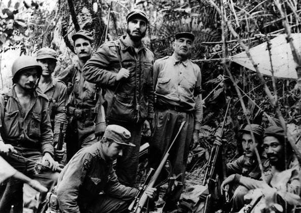 Fidel Castro (hinten, 2.v.r., CUB) und Che Guevara (2.v.l.) mit ihren Kampfgenossen: vorn, v.r.n.l.: Juan Almeida, George Sotus, Raoul Castro (CUB Bruder von Fidel Castro), Guillermo Garcia (li.), Universo Sanchez (hinten, 3.v.l.) und Crescencio Perez (hinten, re.)  (NXP1719697)