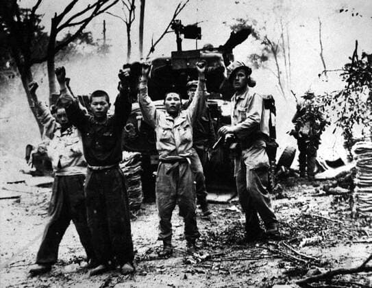 Korea-Krieg 1950-1953 - Aufnahmedaten geschätzt US-Marines nehmen Nordkoreanische Soldaten fest im Korea-Krieg -  (WAX2000062399)