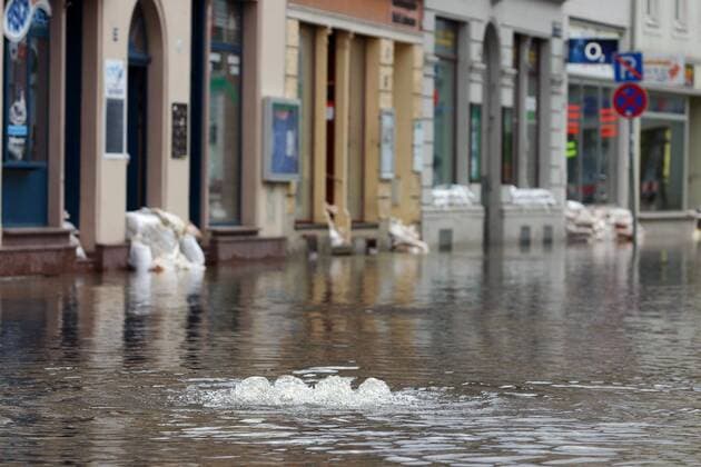 Elbehochwasser: Wasser der Elbe sprudelt aus Gullis in die Altstadt von Meißen