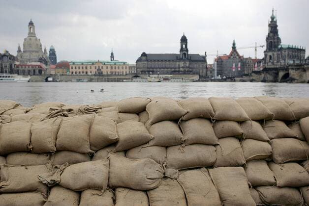 Schutzdamm aus Sandsäcken soll das Elbufer vor dem Elbehochwasser im Dresdner Stadtzentrum schützen