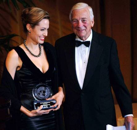 Schauspielerin Angelina Jolie (USA) erhält den - Global Humanitarian Award der United Nations Association - von William Luers (USA Präsident United Nations Association USA) anlässlich des United Nations Association USA Award in New York -  - nyp2005101124