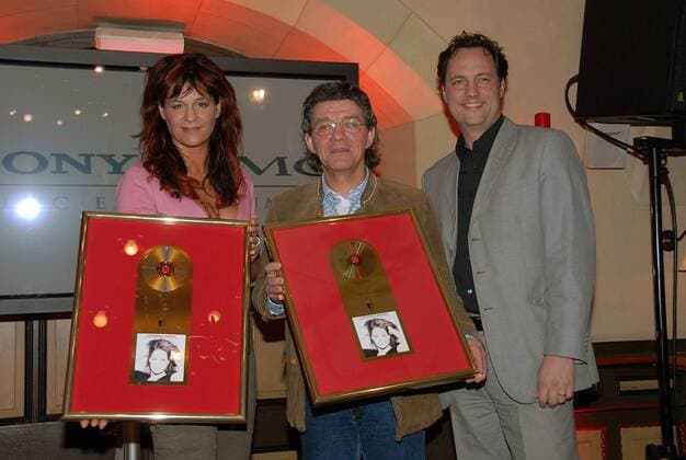 Sängerin Andrea Berg und ihr Produzent Eugen Römer (beide GER) mit Platin-Schallplatten und Edgar Berger (GER President SonyBMG Deutschland) anlässlich der Auszeichnung des Albums - Best of - in München