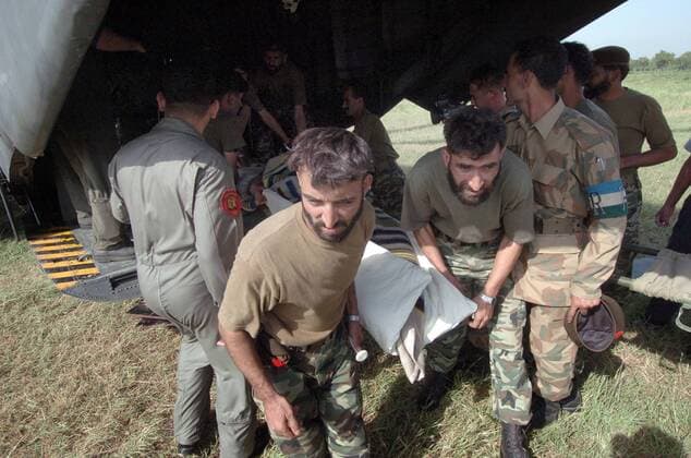 Pakistanische Soldaten transportieren ein Erdbebenopfer nach einem Erdbeben in der Region Kaschmir - Pakistan -  wax2005101422