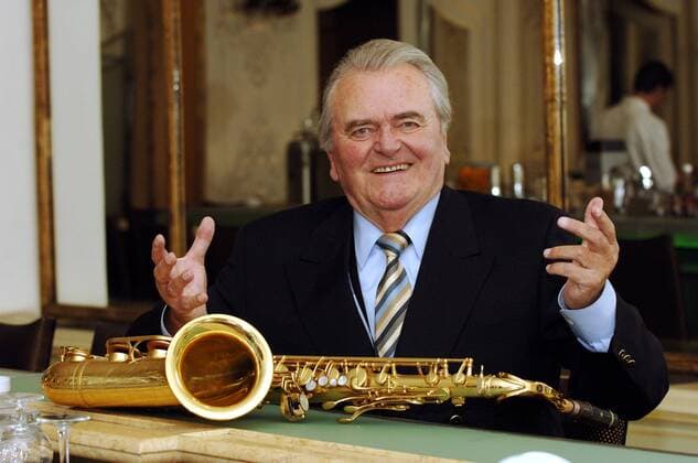 Saxophonist Max Greger (GER) mit seinem Saxophon während eines Fotoshootings zu seinem 80. Geburtstag in München