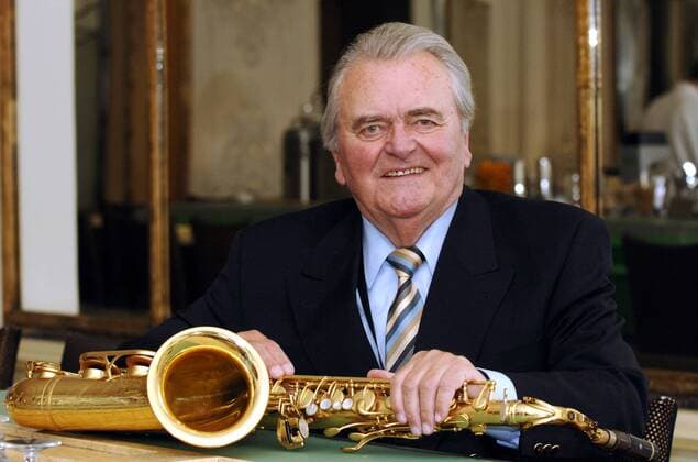 Saxophonist Max Greger (GER) mit seinem Saxophon während eines Fotoshootings anlässlich seines 80. Geburtstags in München