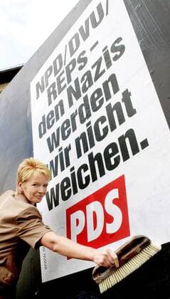 Gabi Zimmer (GER PDS-Vorsitzende und Fraktionschefin Thüringen) klebt ein Plakat - NPD DVU REPs - den Nazis werden wir nicht weichen - in Erfurt