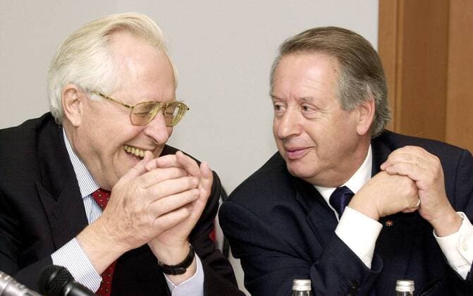 Bernhard Vogel (li., GER CDU Ministerpräsident Thüringen) im Gespräch mit Paul Spiegel (re., GER Präsident des Zentralrats der Juden in Deutschland) während der Tagung - Die Zukunft der Erinnerung - in der Gedenkstätte Buchenwald