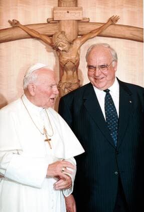 Bundeskanzler Helmut Kohl (re., GER CDU) empfängt den Papst Johannes Paul II. (li., POL) in Berlin