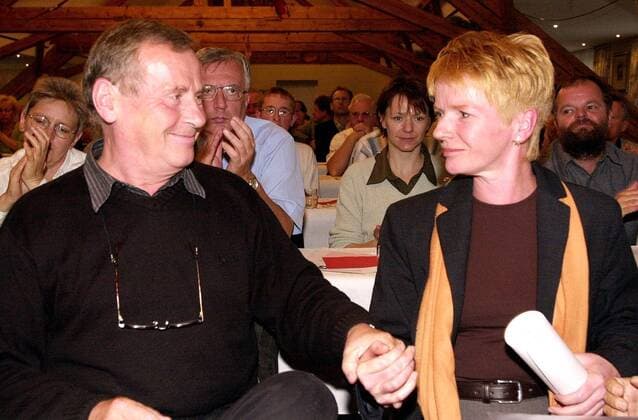 Gabi Zimmer (re., GER PDS Fraktionsvorsitzende im Landtag Thüringen Designierte PDS Bundesvorsitzende) und Lothar Bisky (GER PDS Bundesvorsitzender) geben sich die Hände während der Regionalkonferenz der PDS in Gotha