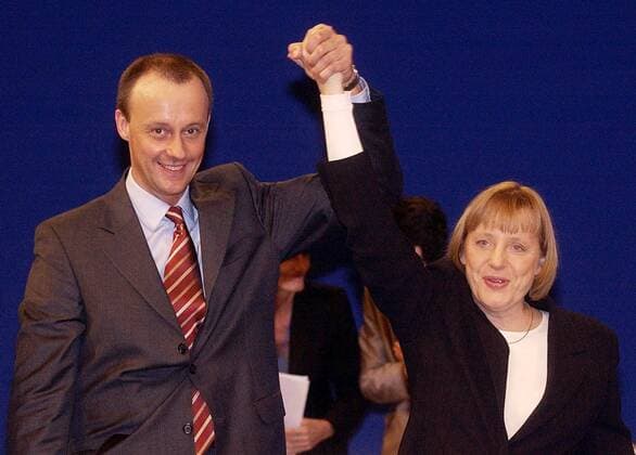 Friedrich Merz (GER Fraktionsvorsitzender der CDU im Bundestag) kürt Angela Merkel (GER CDU Bundesvorsitzende der CDU) während des Bundesparteitags der CDU in Dresden zur Siegerin