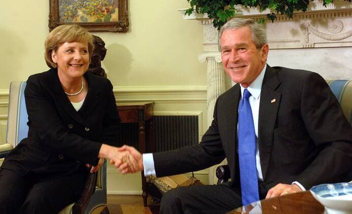 Bundeskanzlerin Angela Merkel (GER CDU) und Präsident George W. Bush (USA) während eines Treffens in Washington D.C. -  (wap2006050353)