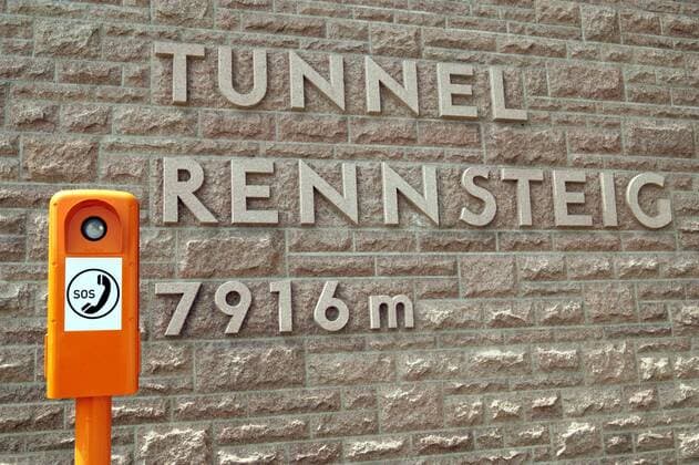 Notrufsäule vor dem Rennsteigtunnel bei Zella-Mehlis