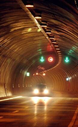 Auto im Rennsteigtunnel bei Zella-Mehlis