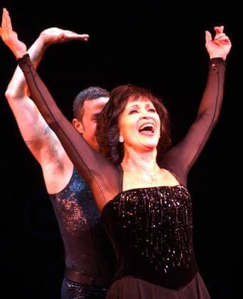 Schauspielerin Chita Rivera (USA) mit Tänzer anlässlich einer Broadway-Show in New York -  (nyp2005121104)