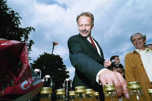 Bundesumweltminister Jürgen Trittin (li.) mit Hans-Christian Ströbele (beide GER Bündnis90 Die Grünen) beim Picknick mit Pfandflaschen gegen Dosen im Tiergarten Berlin