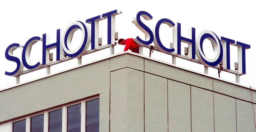 Installation des Logos der Schott Glas AG auf dem Dach der Produktionsstätte in Jena