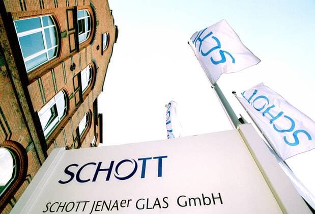 Firmenschild vor dem Unternehmenssitz der Schott Jenaer Glas GmbH in Jena