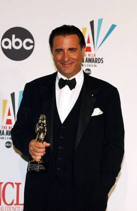Preisträger Andy Garcia (CUB) mit seiner Trophäe anlässlich der - 2006 NCLR Alma Awards - in Los Angeles