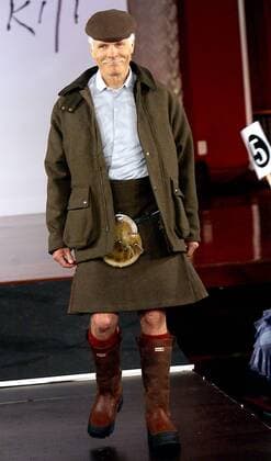 Medienunternehmer Ted Turner (USA) präsentiert sich in traditioneller schottischen Kleidung während einer Modenschau anlässlich des Tartan Tags in New York  (nyp2005040701)