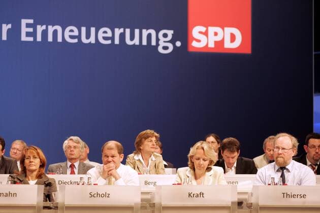 Vorne v.l.n.r.: Edelgard Bulmahn (GER SPD Bundestagsabgeordnete), Olaf Scholz (GER Erster Parlamentarischer Geschäftsführer SPD-Bundestagsfraktion), Hannelore Kraft (GER SPD Fraktionsvorsitzende NRW) und Wolfgang Thierse (GER SPD Bundestagsabgeordneter) während des außerordentlichen Bundesparteitags der SPD in Berlin