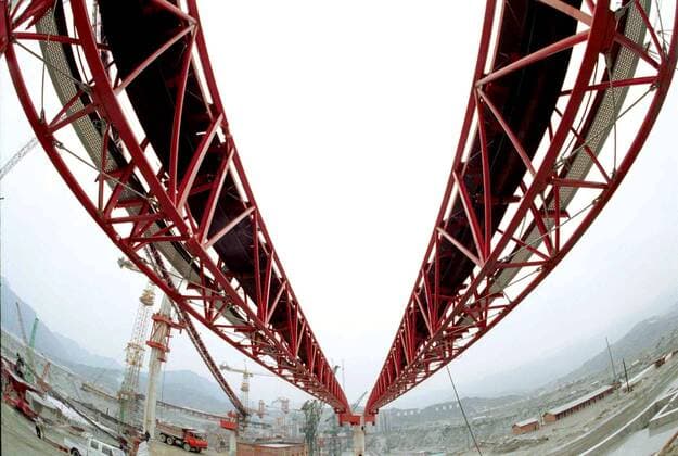 Förderbänder transportieren den Beton über die Baustelle des Drei-Schluchten-Damms Nahe Yichang in der Provinz Hubei 