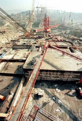 Baukräne und Förderbänder für den Betonguss auf der Baustelle des Drei-Schluchten-Damms Nahe Yichang in der Provinz Hubei 